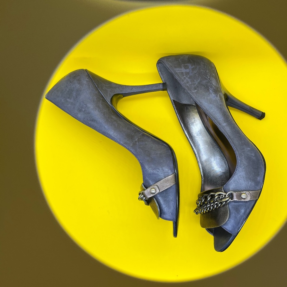 GUESS HEELS, SZ.10, BLUE/GRAY like new. Good leath